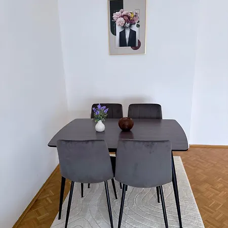 Neu Renoviert, Gemuetlich Und In Bahnhofsnaehe * Грац